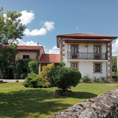 CASA MONTAÑESA INDEPENDIENTE DE PIEDRA CON FINCA