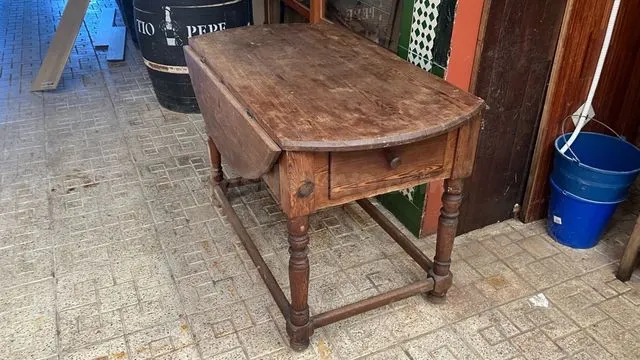 Mesa antigua de madera con alas - foto 2