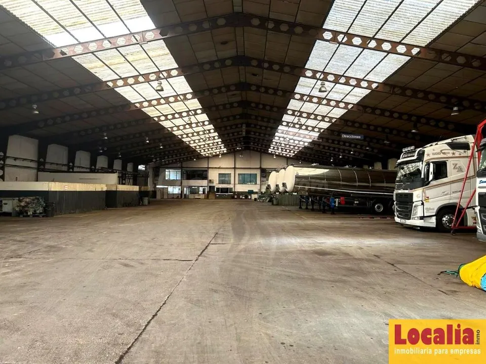 Estupenda nave de 3000 m² con campa. Reocin
