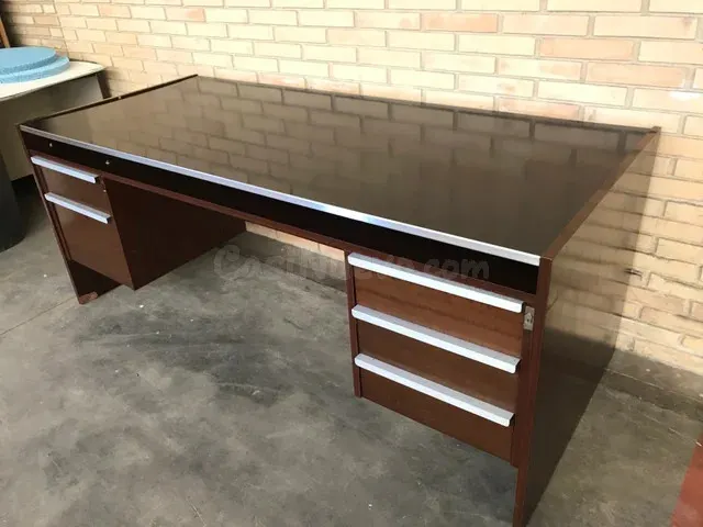 Mesa vintage de oficina 1,85mts con dos cajoneras - foto 2