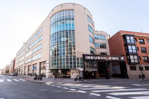 Nave exterior en edificio exclusivo con garaje y vigilancia 24h