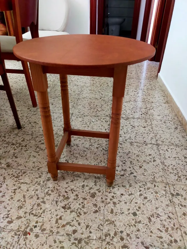 Mesa redonda de madera con tapa de cuero - foto 2