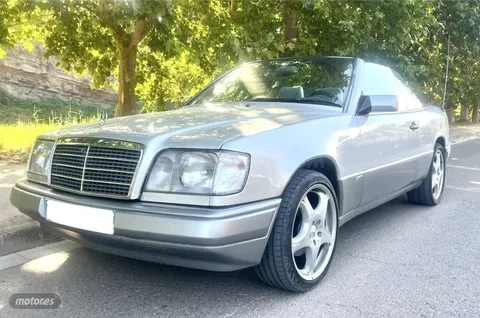 Mercedes E Cabriolet clásico en Prats de Lluçanès