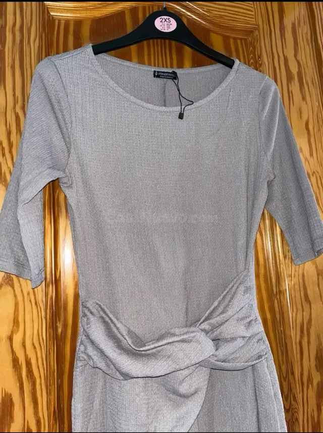 Vestido gris Stradivarius con nudo