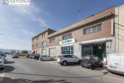 POLÍGONO INDUSTRIAL JUNCARIL. SE VENDE NAVE INDUSTRIAL. CON  212 M/2