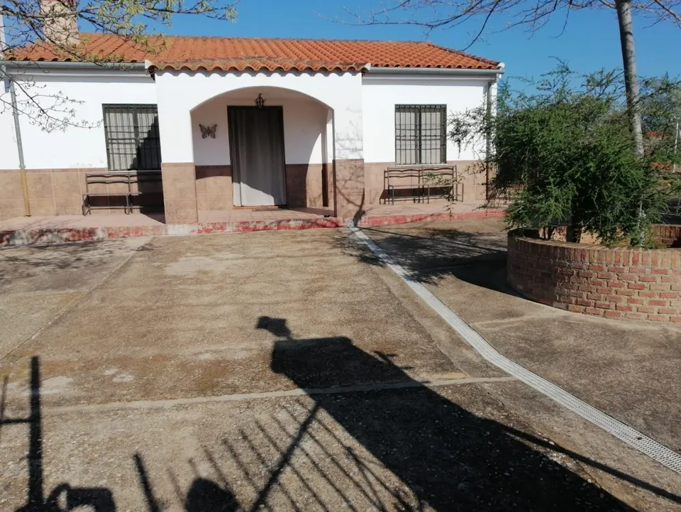 CASA CON TERRENO EN MONTORO!