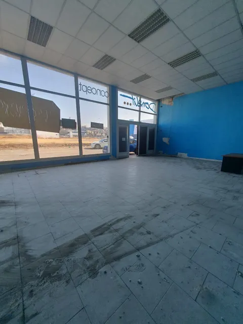 ESTUPENDA NAVE CON ZONA COMERCIAL