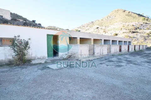 FINCA RÚSTICA A POCOS METROS DEL NÚCLEO URBANO CON FANTASTICAS VARIAS EDIFICACIONES