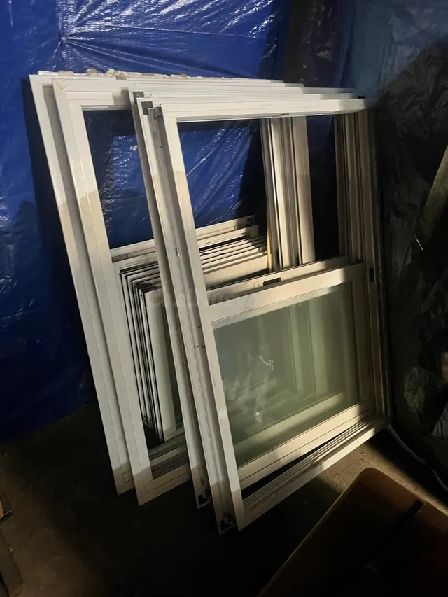 Lote de ventanas de aluminio blancas con cristal