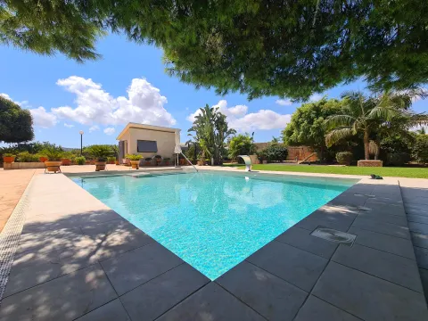 Se vende  finca de regadio con 30.000 m2 con una vivienda, piscina y pantano propio