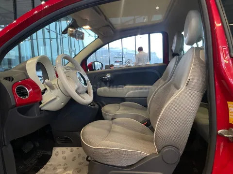 Interior de coche con techo solar