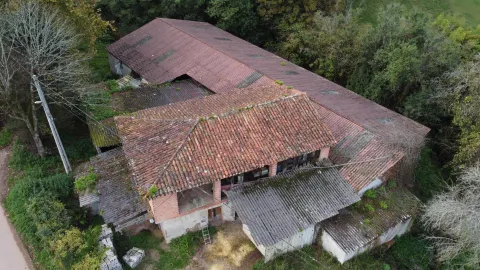 Casa a reformar con nave y terrenos.