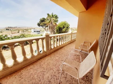 Casa independiente con almacén y terreno en el Real de Antas (Almería)