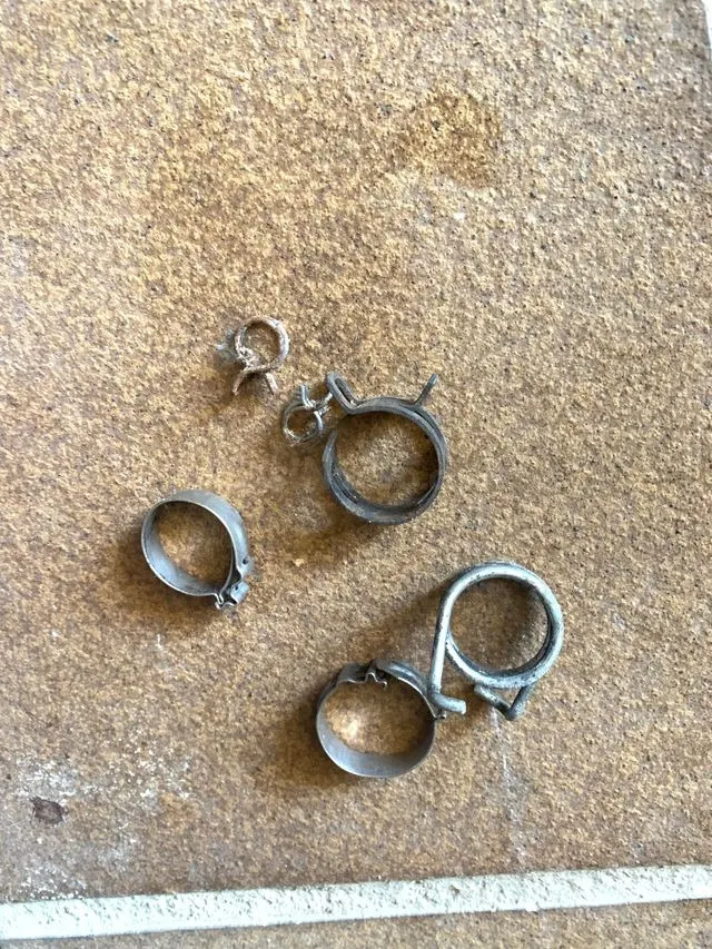Abrazaderas metálicas para radiador y tubos – Malgrat de Mar - foto 2