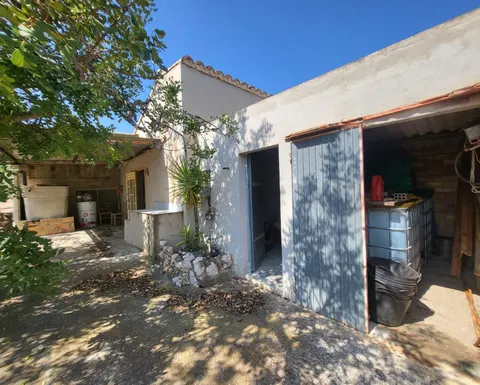 Finca Rústica con caseta de campo y pequeño almacén, a 3,5 km de la playa