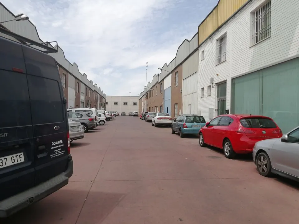 ESTUPENDA NAVE EN LAS QUEMADAS