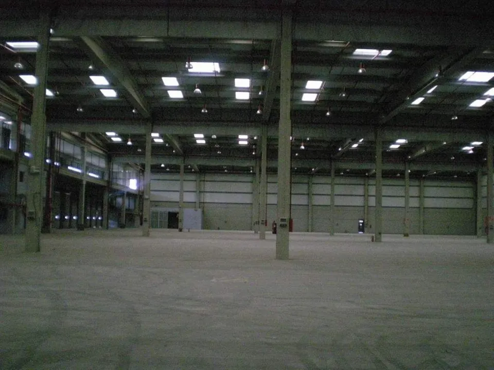NAVE CON MUELLES EN SEVILLA