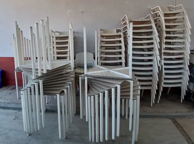 Lote 27 Mesas y 40 Sillas Apilables - Hostelería/Eventos