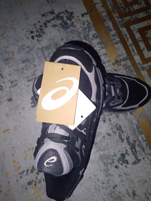 Zapatillas deportivas ASICS negras de alto rendimiento con diseño moderno y máxima comodidad