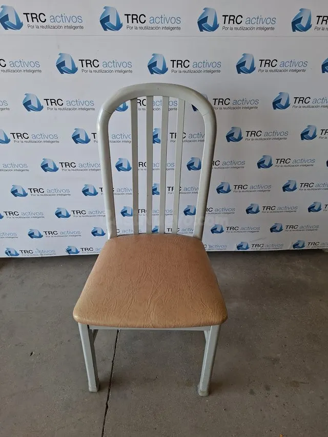 Sillas de madera grises con asiento naranja - foto 5