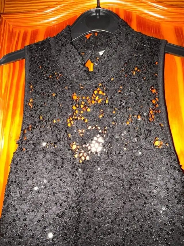 Elegante Vestido Mini Negro con Cadena - foto 4
