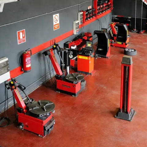 Oportunidad Única: Nave con Negocio de Neumáticos y Más de 40 Años de Experiencia