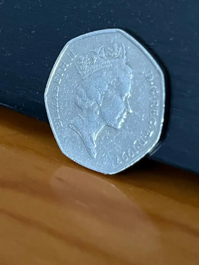 Moneda 50p Británica 1997 - foto 3
