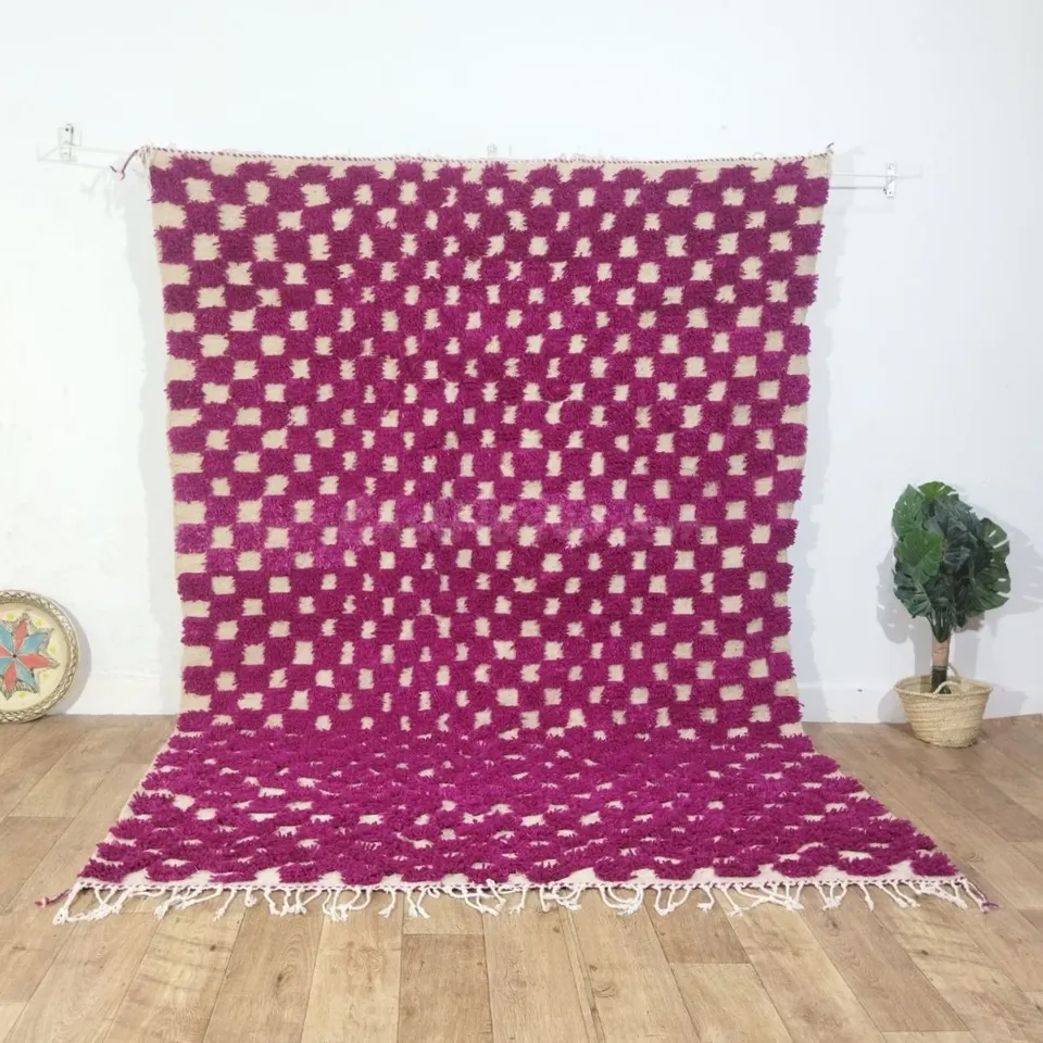 Alfombra bereber marroquí artesanal 276 × 200 cm – Rosa fucsia y marfil