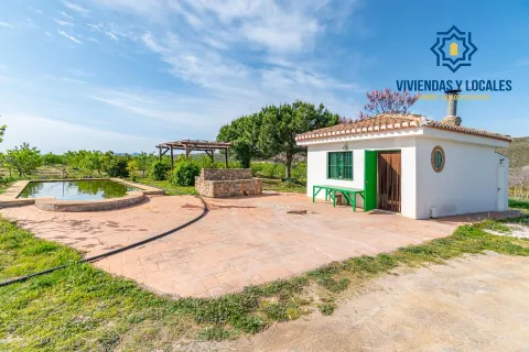 Finca rústica en venta con casa, nave y piscina