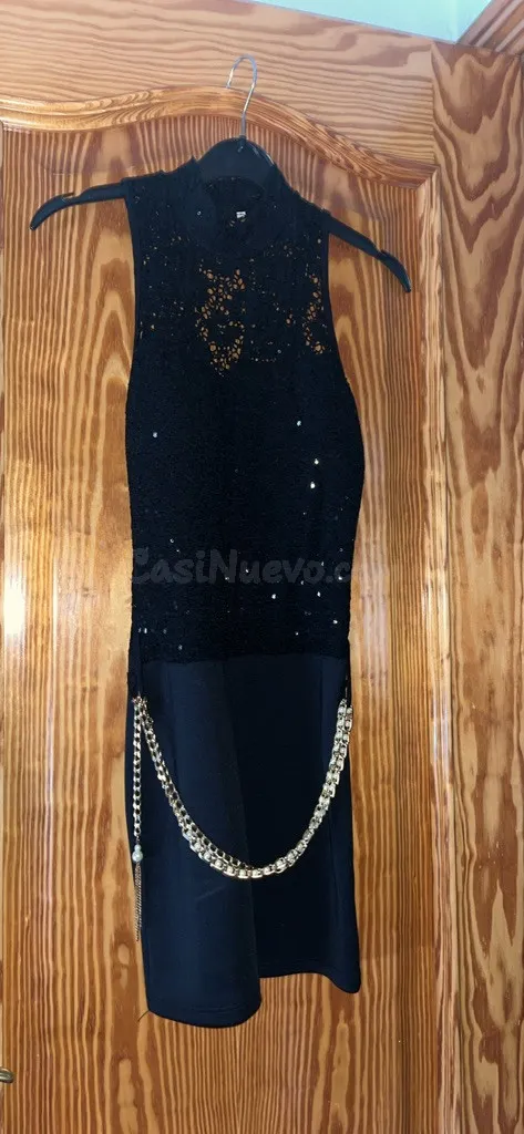 Elegante Vestido Mini Negro con Cadena - foto 3