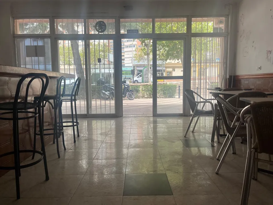 Se vende local comercia montado como bar, con cocina, barra y gran terraza en Benidorm