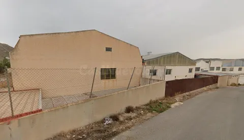 Se vende nave industrial OKUPADA en Calle Alemania 117 de Elda (Alicante).