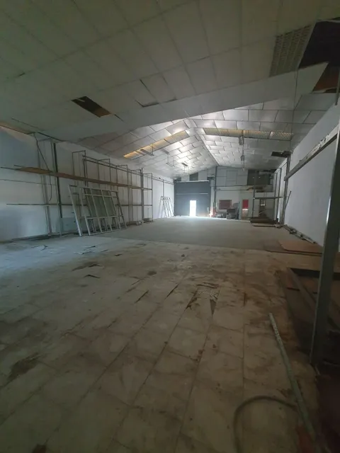 ESTUPENDA NAVE CON ZONA COMERCIAL