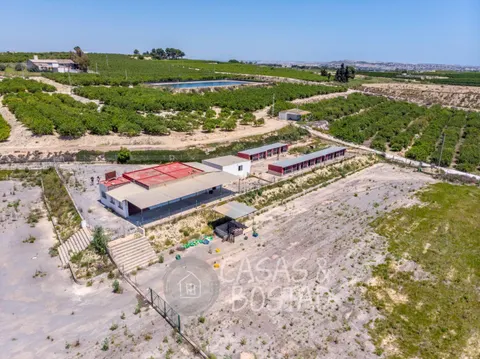 ¡Inversión Única! Finca Rústica en Los Montesinos con Vistas Panorámicas a la Laguna Rosa