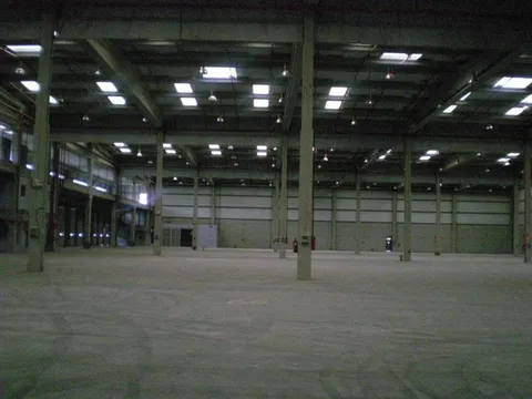NAVE CON MUELLES EN SEVILLA