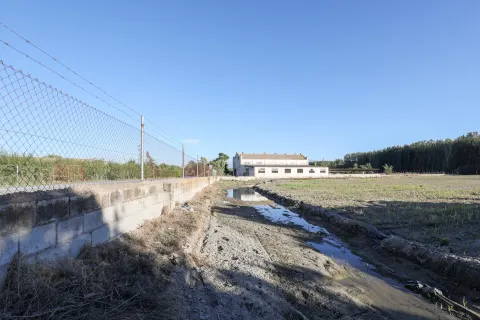 Gran finca Rústica y Urbana de 23.000 metros y construcción de 326 metros cuadrados en Fuente Vaqueros
