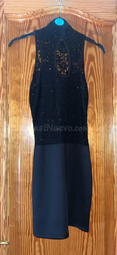 Elegante Vestido Mini Negro con Cadena