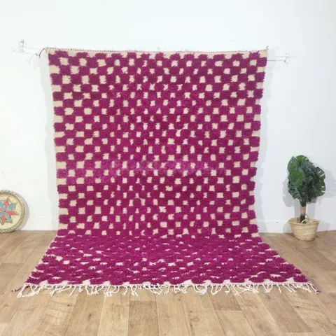 Alfombra bereber marroquí artesanal 276 × 200 cm – Rosa fucsia y marfil