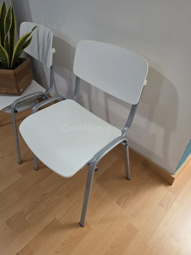 Silla moderna de metal y plástico blanco