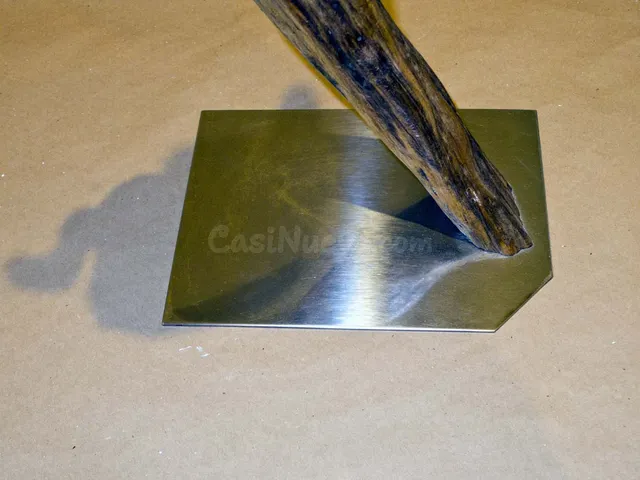Escultura abstracta de madera y acero pulido. - foto 3
