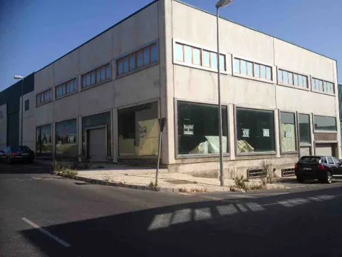 LOCAL COMERCIAL EN TRES PLANTAS EN POLIGONO LA JUAIDA. EL PORTICHUELO.