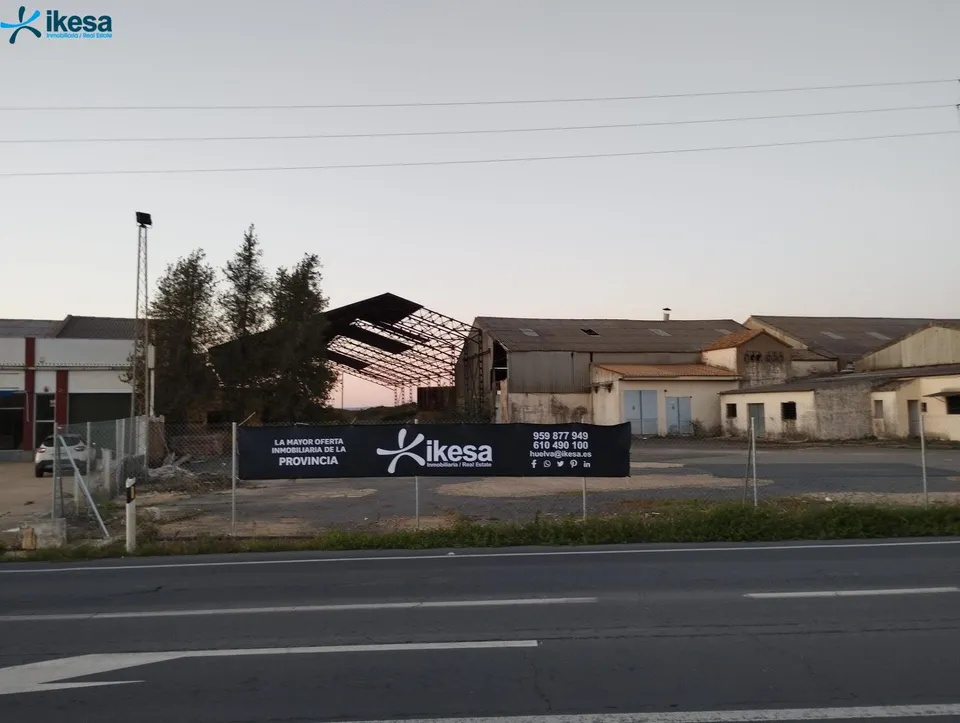 SOLAR CON UNA VIEJA FABRICA DE LADRILLO