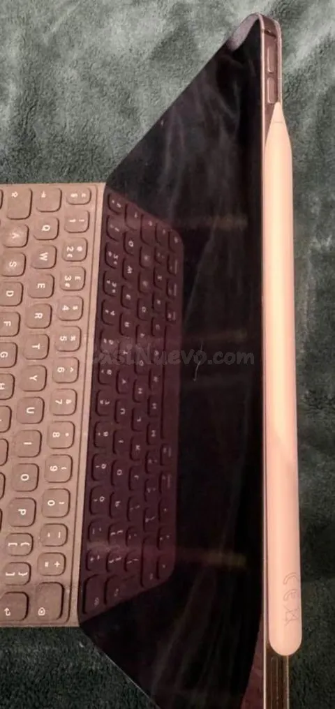 iPad Air de Apple (5.ª generación) de 10,9” con Wi-Fi y conexión celular, 64 GB, funda con teclado y Apple Pencil. iOS 26.4 instalado.