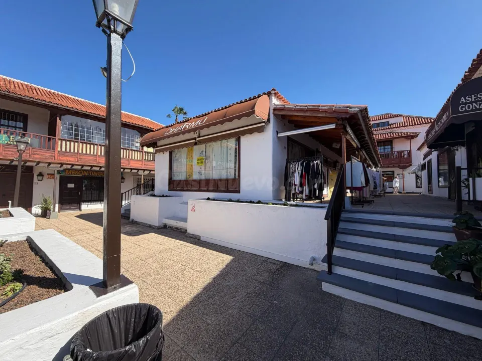 VENTA DE TRES LOCALES COMERCIALES, CON TERRAZA Y ALMACÉN. ZONA BOTÁNICO.