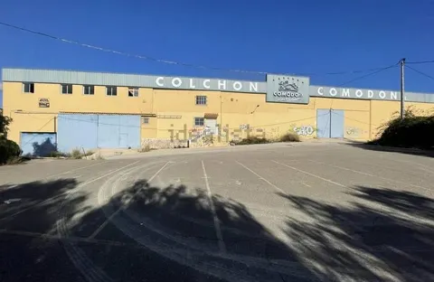 NAVE INDUSTRIAL EN MULA, SUPERFICIE DE SUELO: 8.438 M2, SUPERFICIE CONSTRUIDA: 5.624 M2.   LLAMAME 6