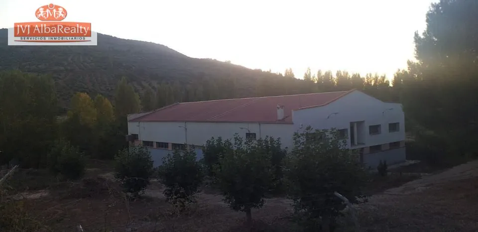 NAVE INDUSTRIAL EN VENTA EN EL SALOBRE ( POSIBILIDAD DE HABILITAR COMO CASA RURAL)
