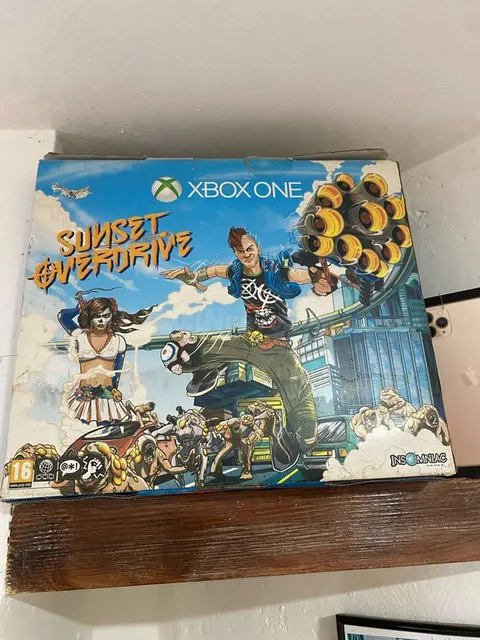 Contenedor Xbox One edición Sunset Overdrive, disponible en Malgrat de Mar