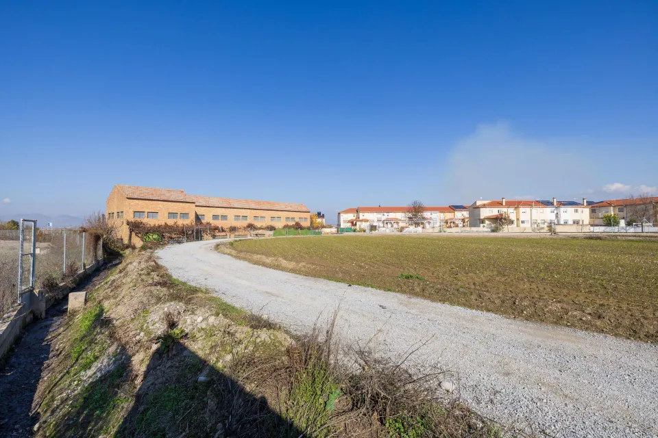 Finca vallada y con pozo propio a escasos metros del entorno urbano de Belicena