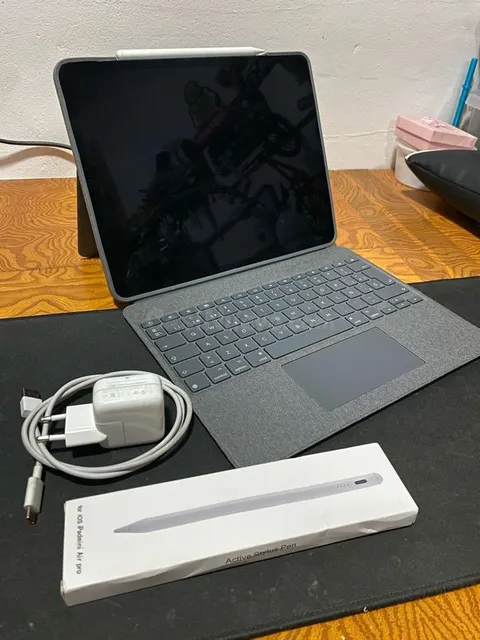 iPad Pro 12,9 '' 3ª generación plateado + teclado Logitech – Malgrat de Mar