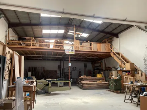 VENTA DE NAVE CON VIVIENDA EN EL POLIGONO DE HONTORIA